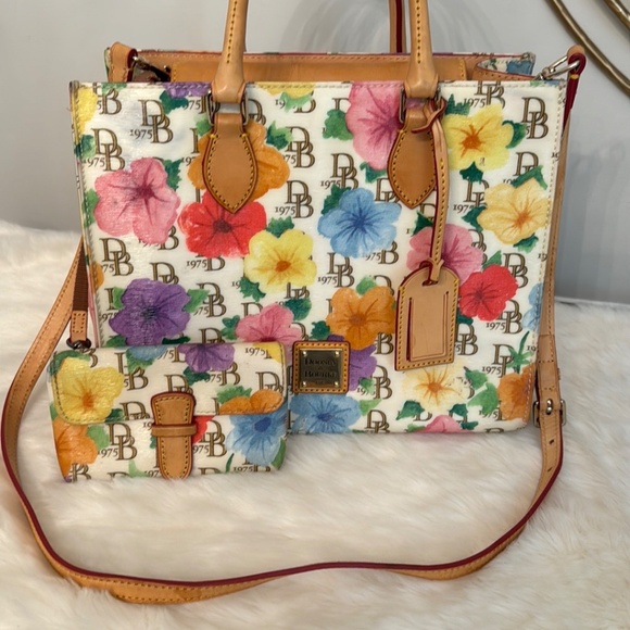 DOONEY & BOURKE JANINE LEATHER SATCHEL & MATCHING ACCESSORIES-FLORAL PRINT - Picture 3 of 17